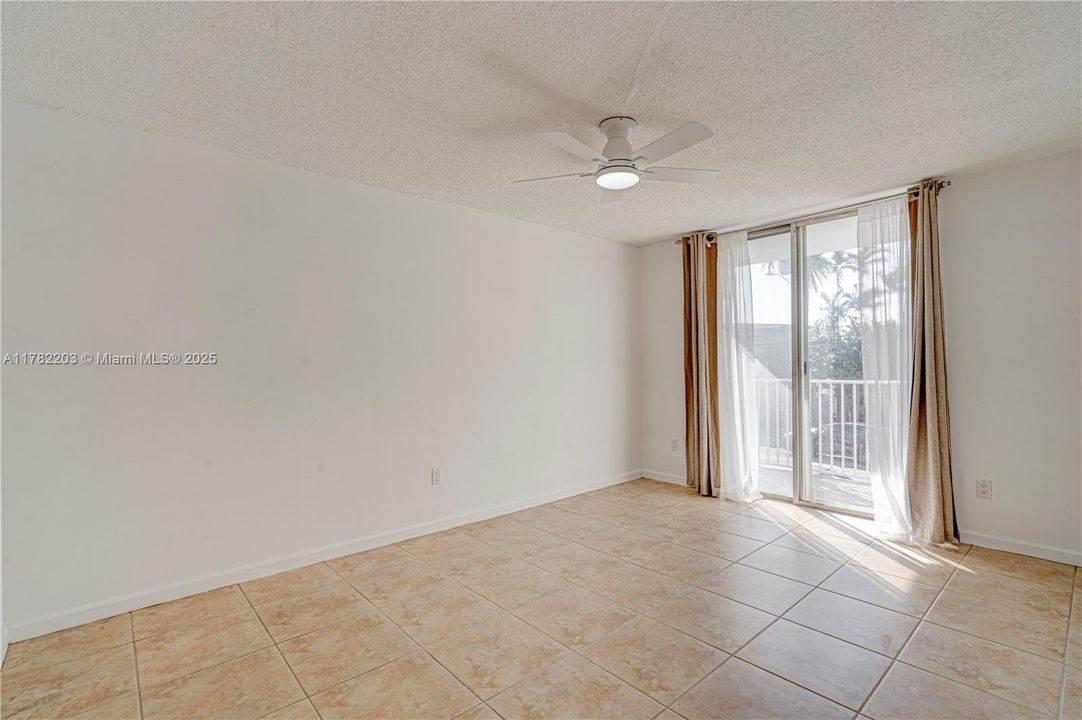 Recently Rented: $3,300 (3 beds, 2 baths, 1240 Square Feet)