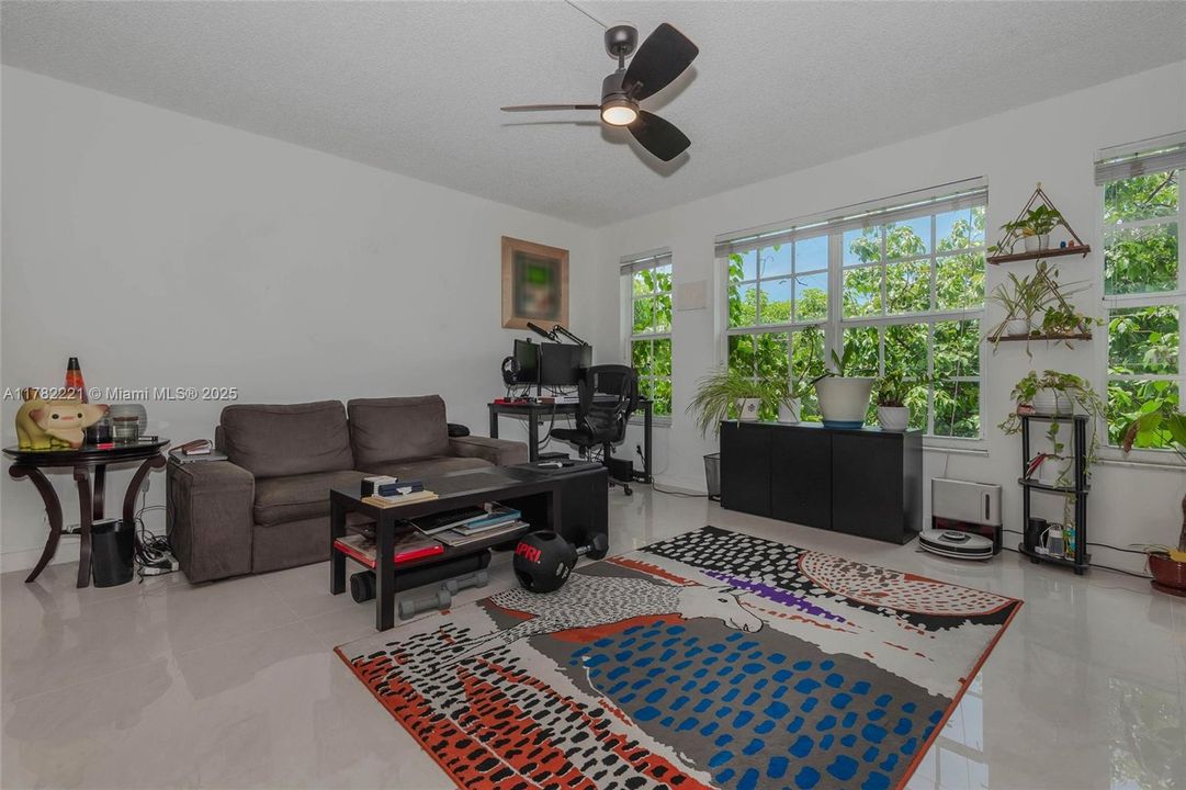 最近租的: $2,000 (2 贝兹, 1 浴室, 1056 平方英尺)