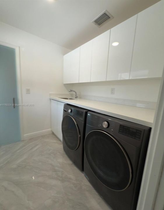 Недавно продано: $1,675,000 (5 спален, 3 ванн, 2150 Квадратных фут)