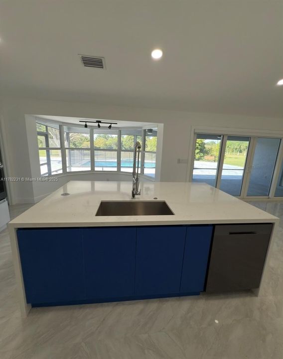 Недавно продано: $1,675,000 (5 спален, 3 ванн, 2150 Квадратных фут)