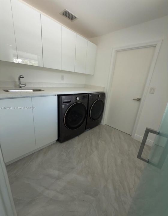 Недавно продано: $1,675,000 (5 спален, 3 ванн, 2150 Квадратных фут)