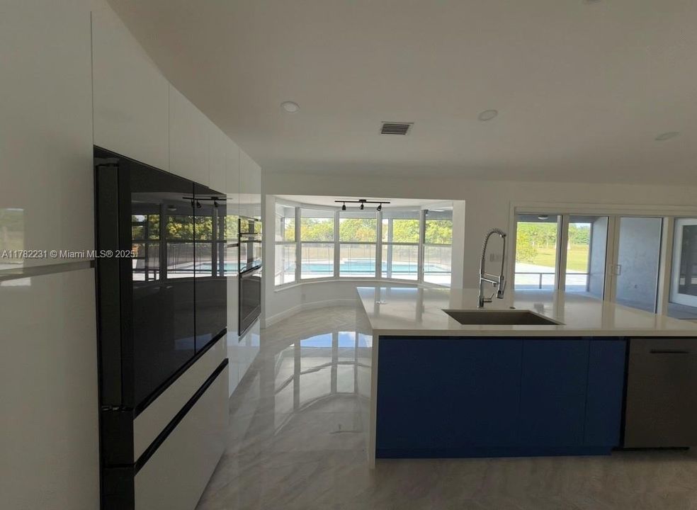 Недавно продано: $1,675,000 (5 спален, 3 ванн, 2150 Квадратных фут)