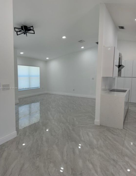 Недавно продано: $1,675,000 (5 спален, 3 ванн, 2150 Квадратных фут)