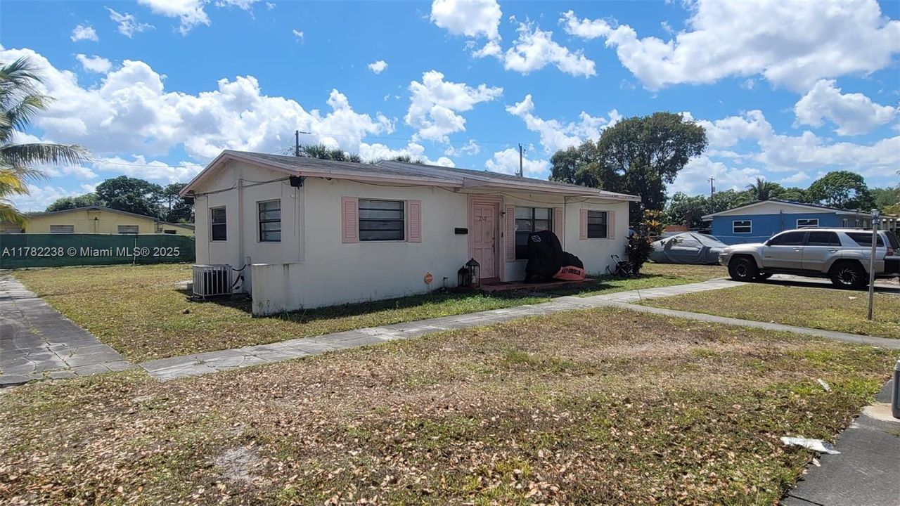 Recently Sold: $450,000 (3 beds, 2 baths, 1165 Square Feet)