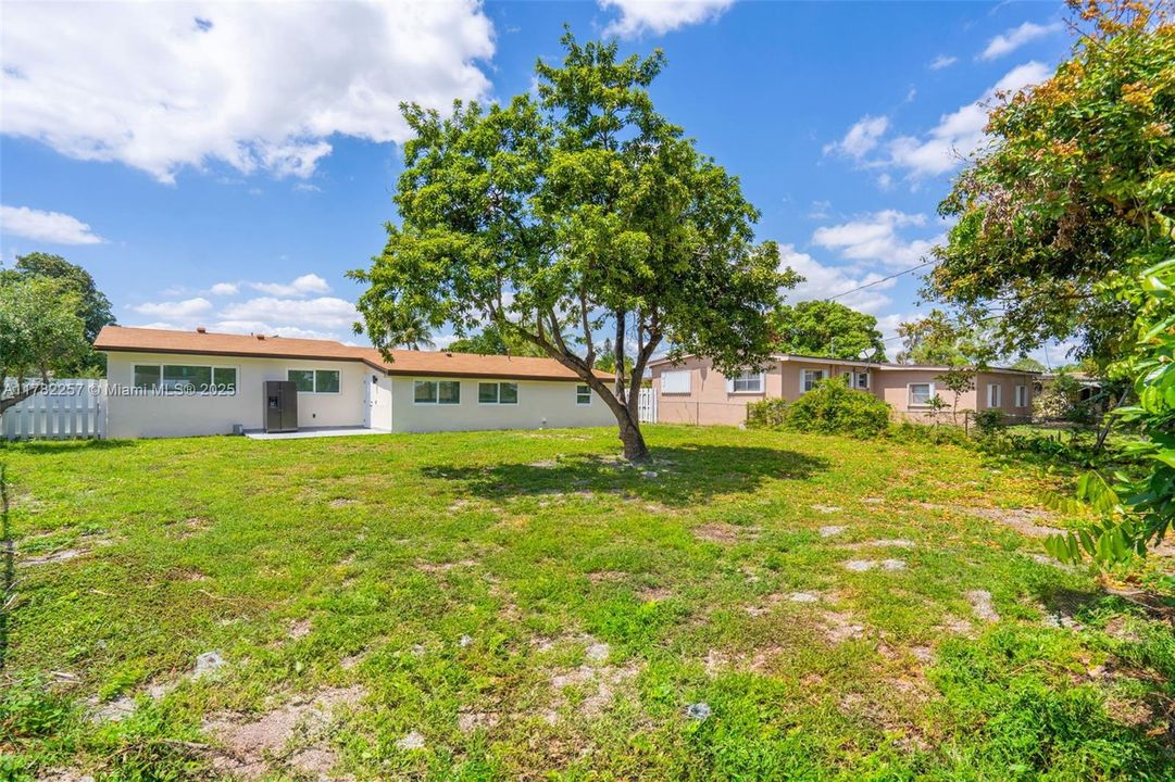 Recently Sold: $595,000 (3 beds, 2 baths, 1560 Square Feet)