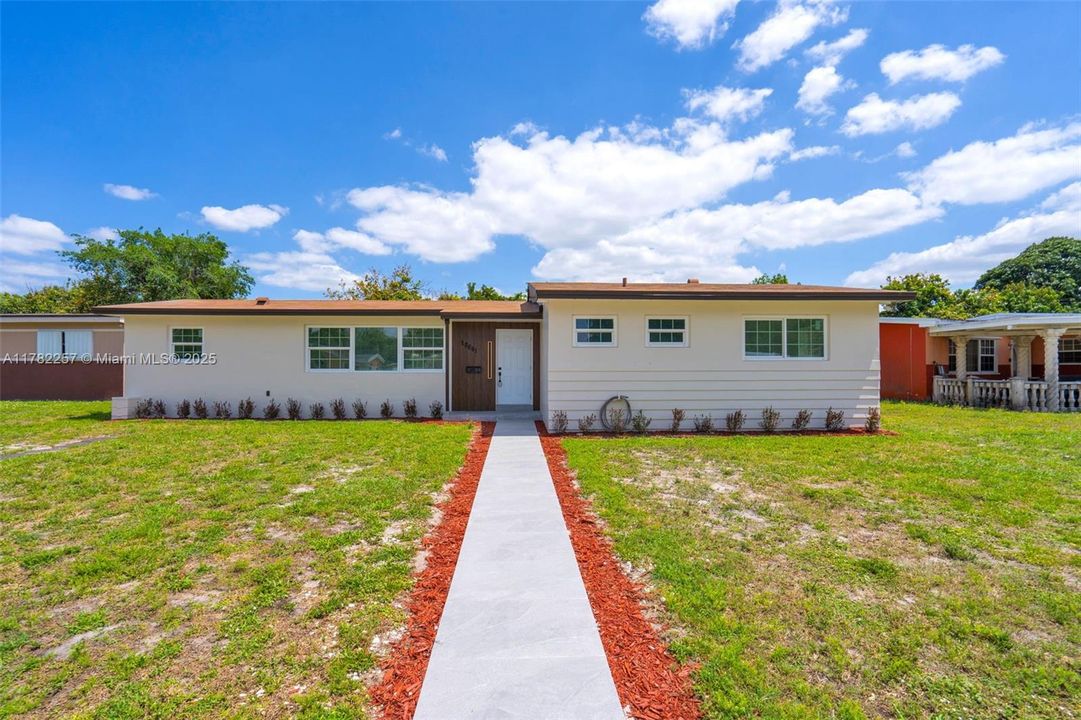 Recently Sold: $595,000 (3 beds, 2 baths, 1560 Square Feet)