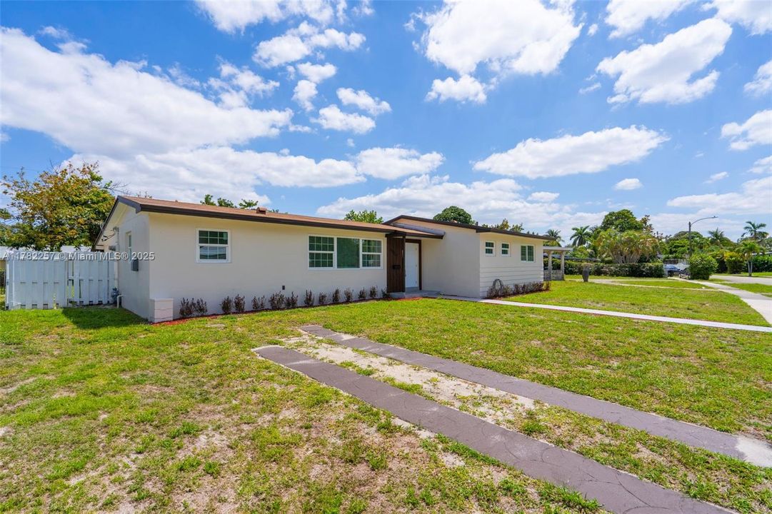 Recently Sold: $595,000 (3 beds, 2 baths, 1560 Square Feet)