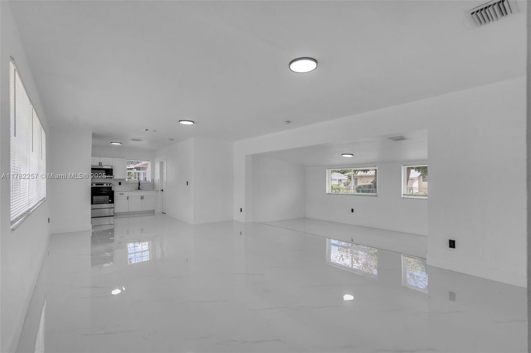 Recently Sold: $595,000 (3 beds, 2 baths, 1560 Square Feet)