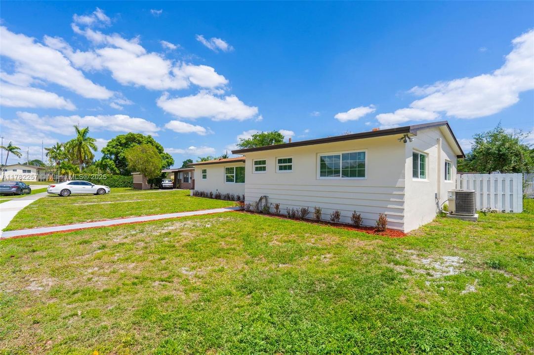 Recently Sold: $595,000 (3 beds, 2 baths, 1560 Square Feet)