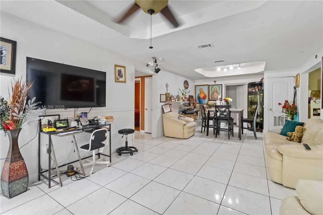 最近售出: $425,000 (4 贝兹, 2 浴室, 1268 平方英尺)