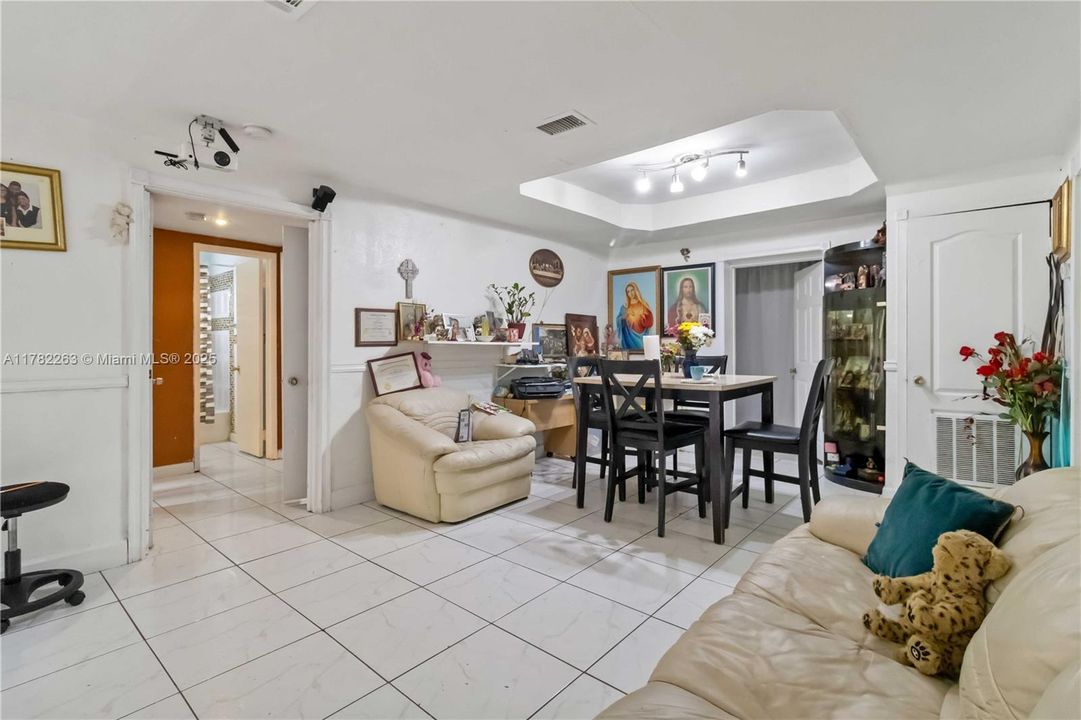 最近售出: $425,000 (4 贝兹, 2 浴室, 1268 平方英尺)