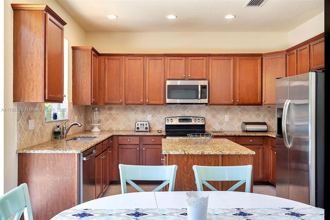 Недавно арендовано: $4,700 (5 спален, 3 ванн, 2816 Квадратных фут)