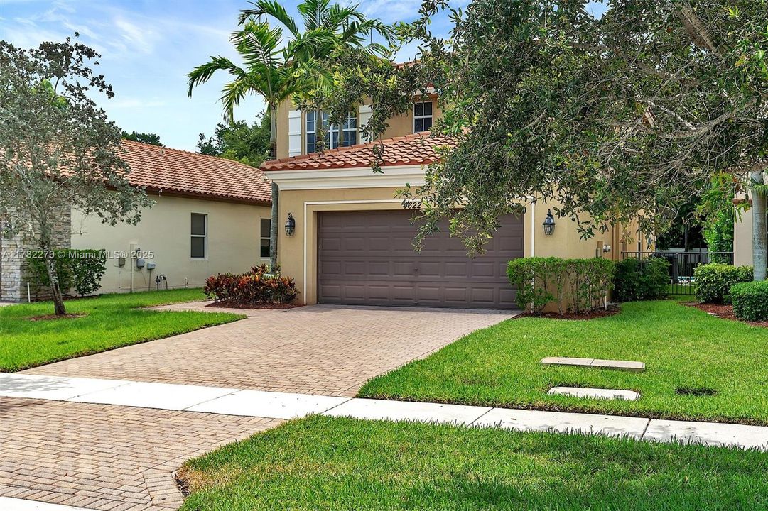 Недавно арендовано: $4,700 (5 спален, 3 ванн, 2816 Квадратных фут)