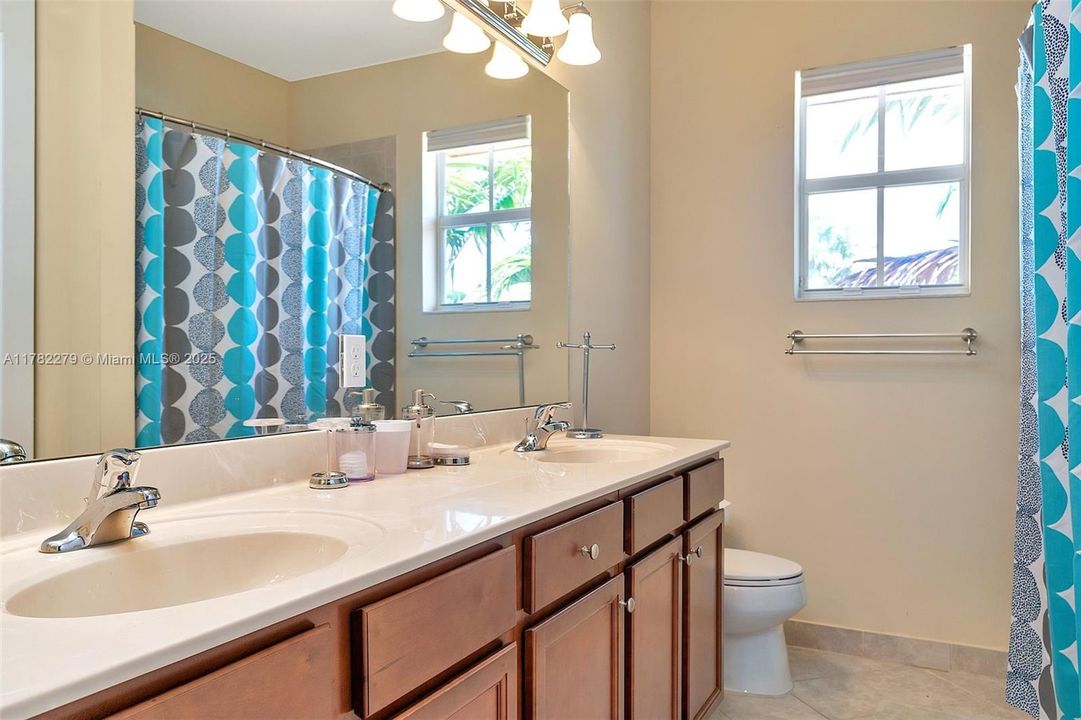 Недавно арендовано: $4,700 (5 спален, 3 ванн, 2816 Квадратных фут)