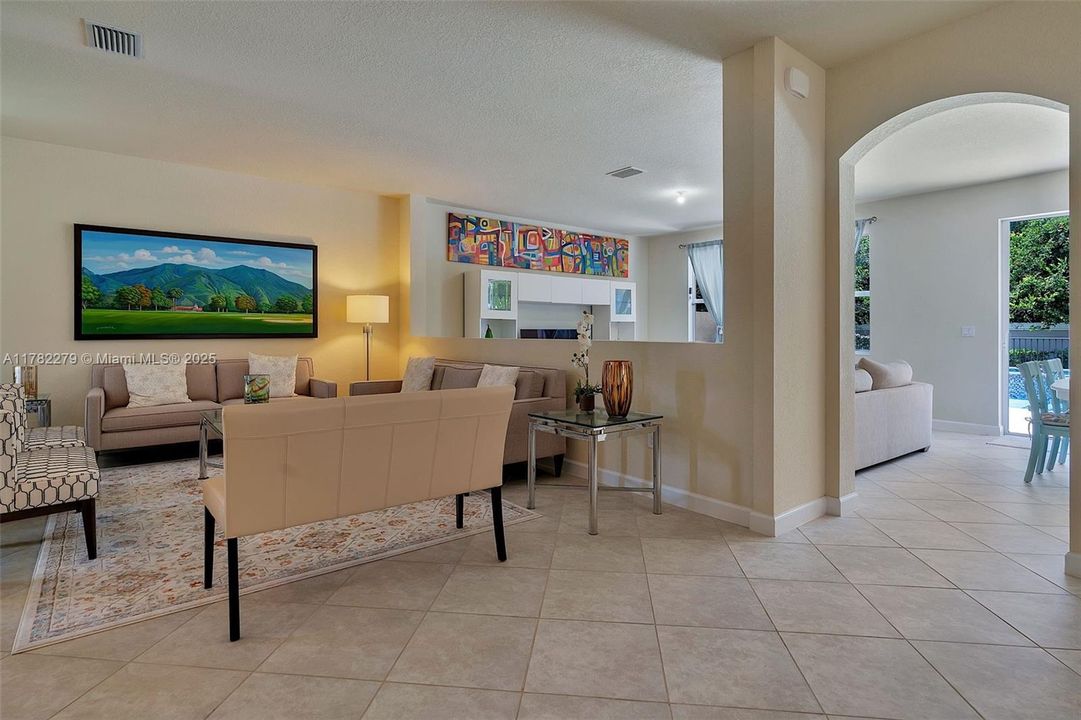 Недавно арендовано: $4,700 (5 спален, 3 ванн, 2816 Квадратных фут)