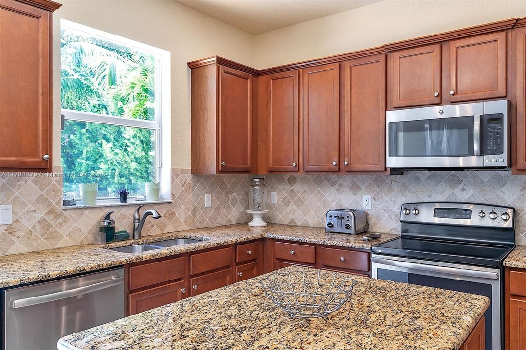 Недавно арендовано: $4,700 (5 спален, 3 ванн, 2816 Квадратных фут)