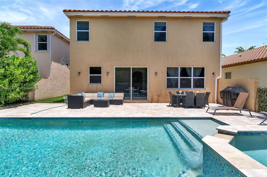 Недавно арендовано: $4,700 (5 спален, 3 ванн, 2816 Квадратных фут)