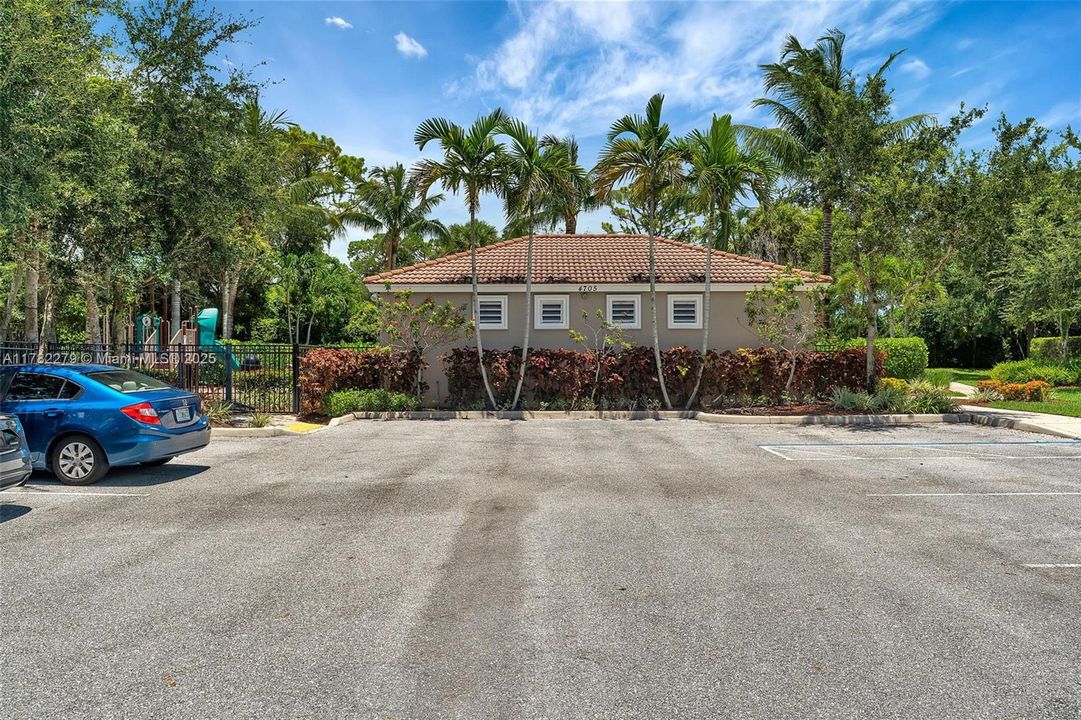 Недавно арендовано: $4,700 (5 спален, 3 ванн, 2816 Квадратных фут)