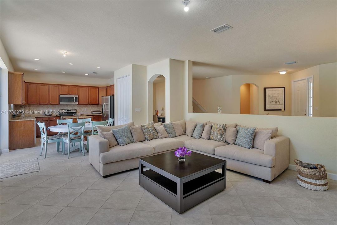 Недавно арендовано: $4,700 (5 спален, 3 ванн, 2816 Квадратных фут)