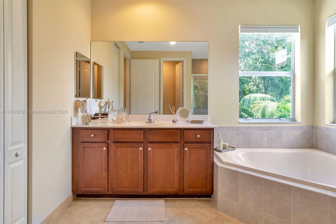 Недавно арендовано: $4,700 (5 спален, 3 ванн, 2816 Квадратных фут)