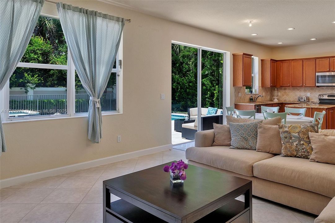 Недавно арендовано: $4,700 (5 спален, 3 ванн, 2816 Квадратных фут)