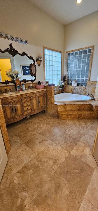 На продажу: $1,350,000 (5 спален, 5 ванн, 4081 Квадратных фут)