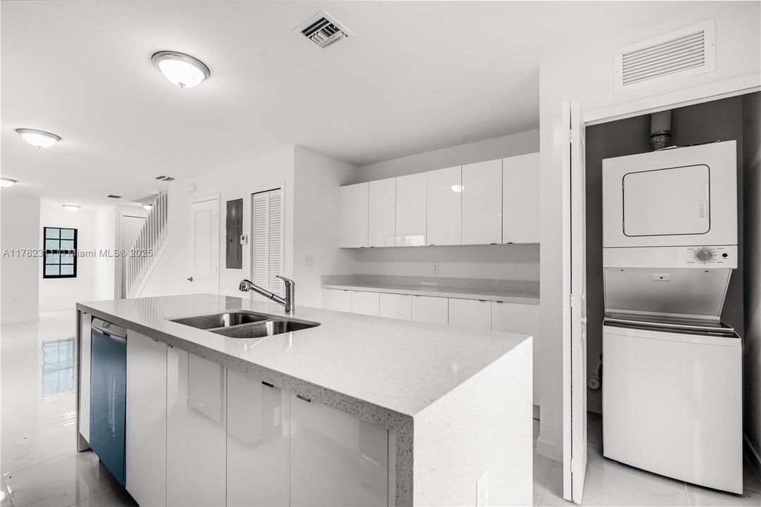 Под контрактом: $698,000 (0 спален, 0 ванн, 2836 Квадратных фут)