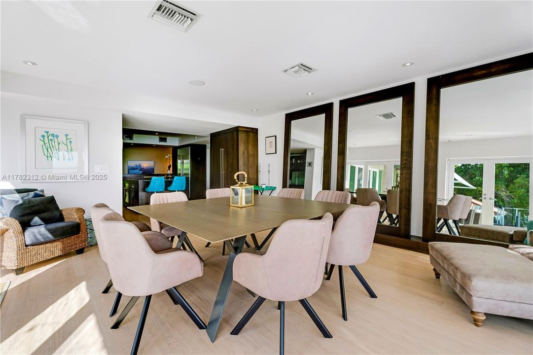 Vendido Recientemente: $19,000,000 (5 camas, 6 baños, 5226 Pies cuadrados)