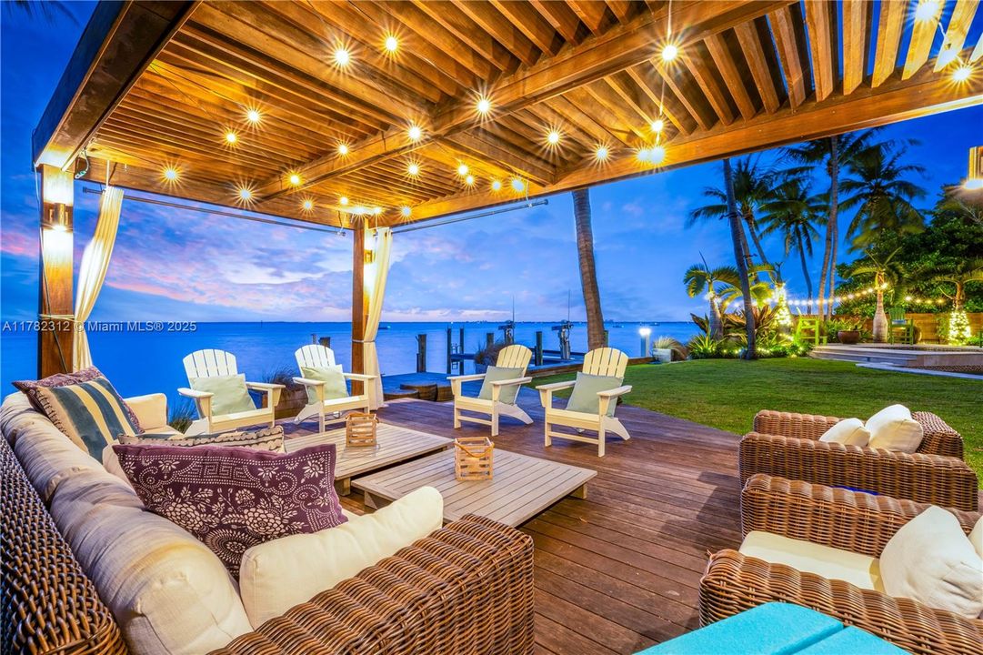 Vendido Recientemente: $19,000,000 (5 camas, 6 baños, 5226 Pies cuadrados)