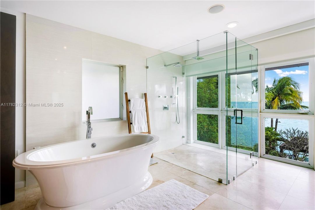 Vendido Recientemente: $19,000,000 (5 camas, 6 baños, 5226 Pies cuadrados)