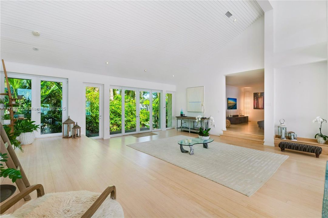 Vendido Recientemente: $19,000,000 (5 camas, 6 baños, 5226 Pies cuadrados)