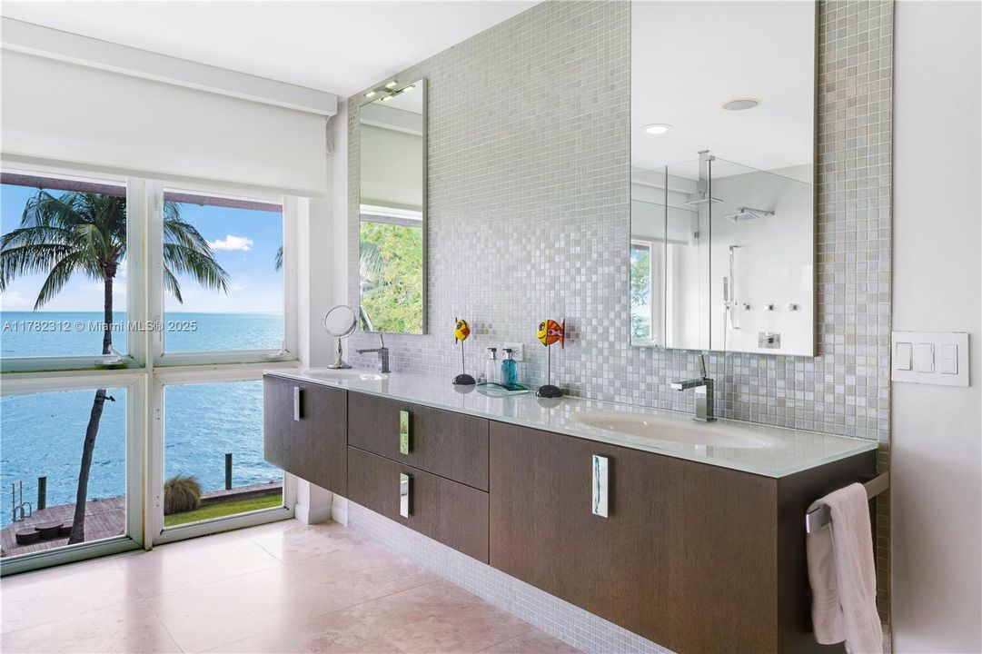 Vendido Recientemente: $19,000,000 (5 camas, 6 baños, 5226 Pies cuadrados)