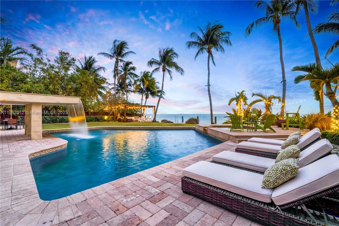 Vendido Recientemente: $19,000,000 (5 camas, 6 baños, 5226 Pies cuadrados)