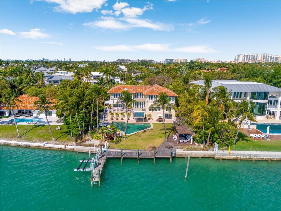 Vendido Recientemente: $19,000,000 (5 camas, 6 baños, 5226 Pies cuadrados)