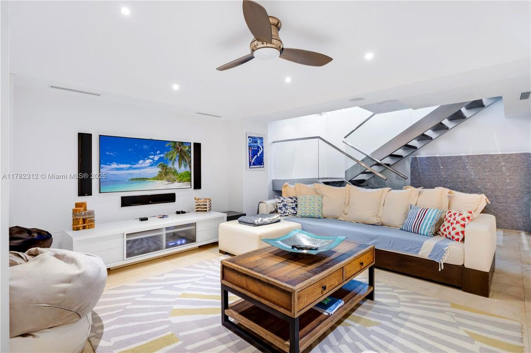 Vendido Recientemente: $19,000,000 (5 camas, 6 baños, 5226 Pies cuadrados)