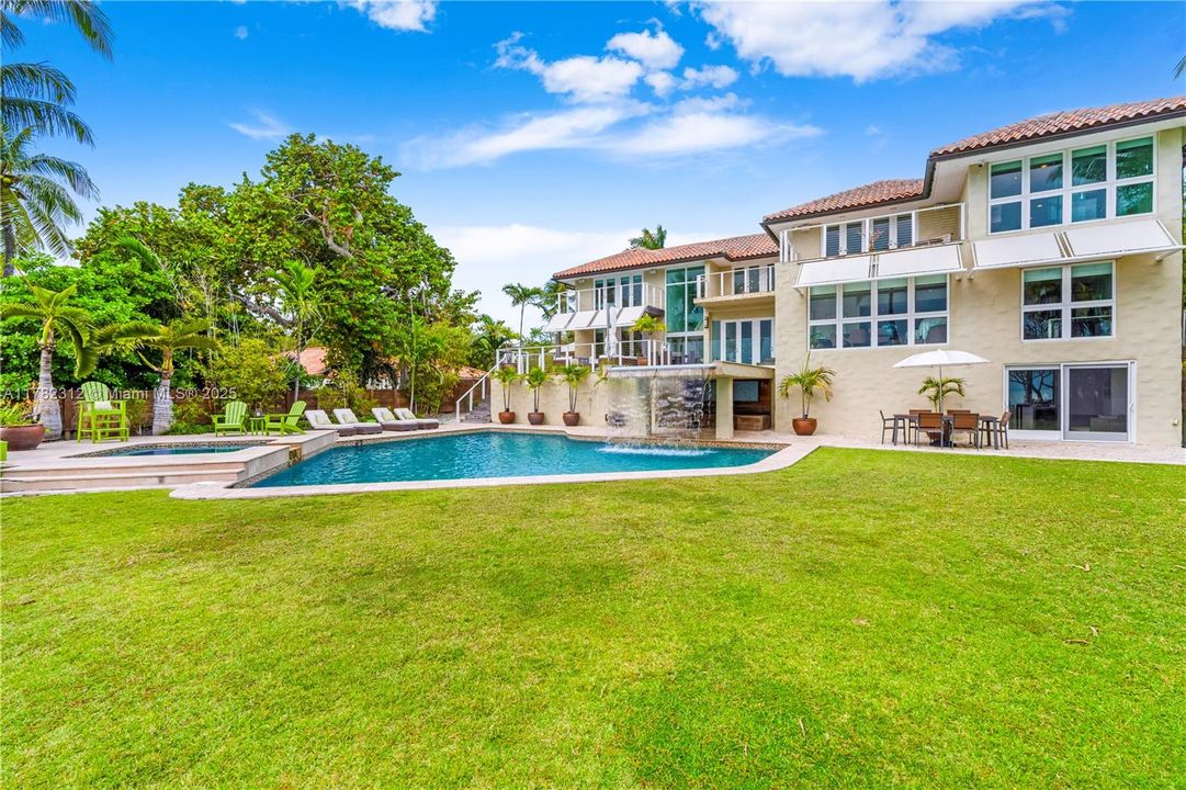 Vendido Recientemente: $19,000,000 (5 camas, 6 baños, 5226 Pies cuadrados)