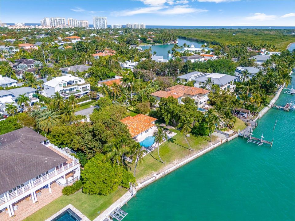 Vendido Recientemente: $19,000,000 (5 camas, 6 baños, 5226 Pies cuadrados)