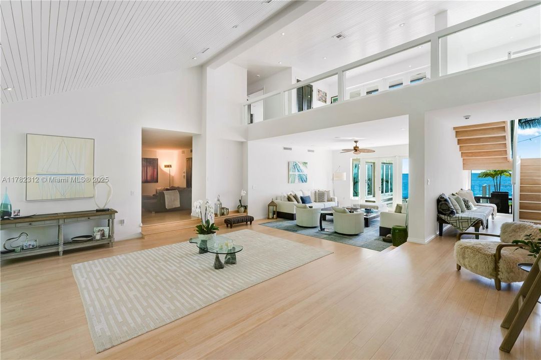 Vendido Recientemente: $19,000,000 (5 camas, 6 baños, 5226 Pies cuadrados)