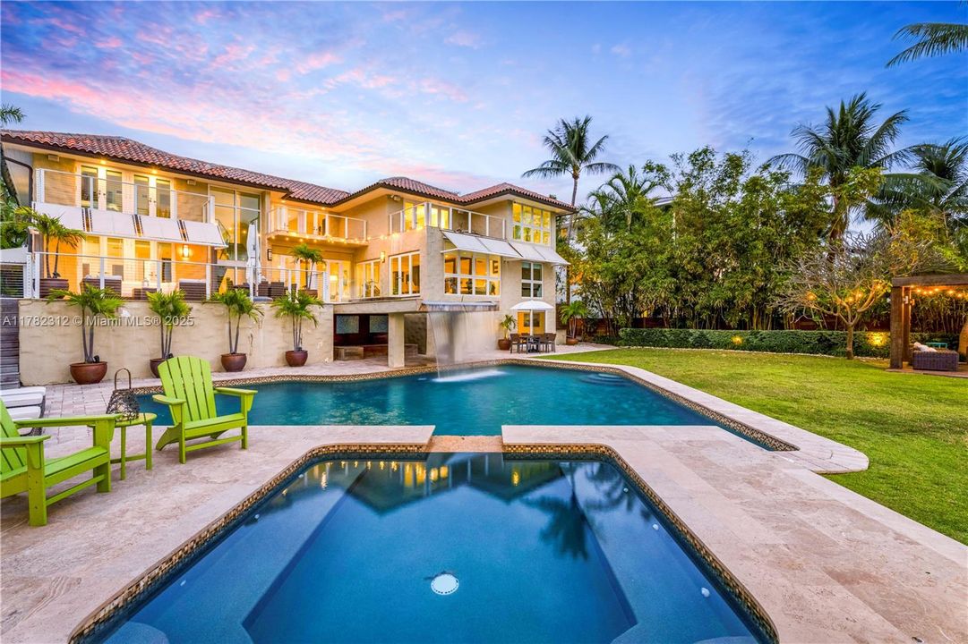 Vendido Recientemente: $19,000,000 (5 camas, 6 baños, 5226 Pies cuadrados)