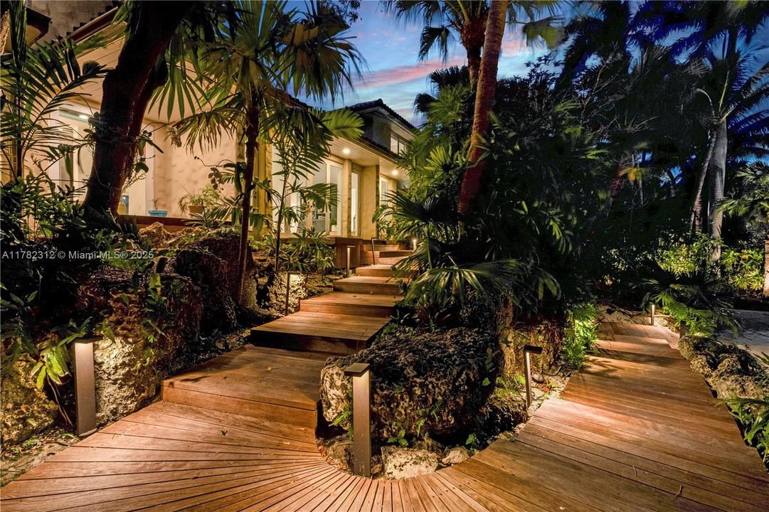 Vendido Recientemente: $19,000,000 (5 camas, 6 baños, 5226 Pies cuadrados)