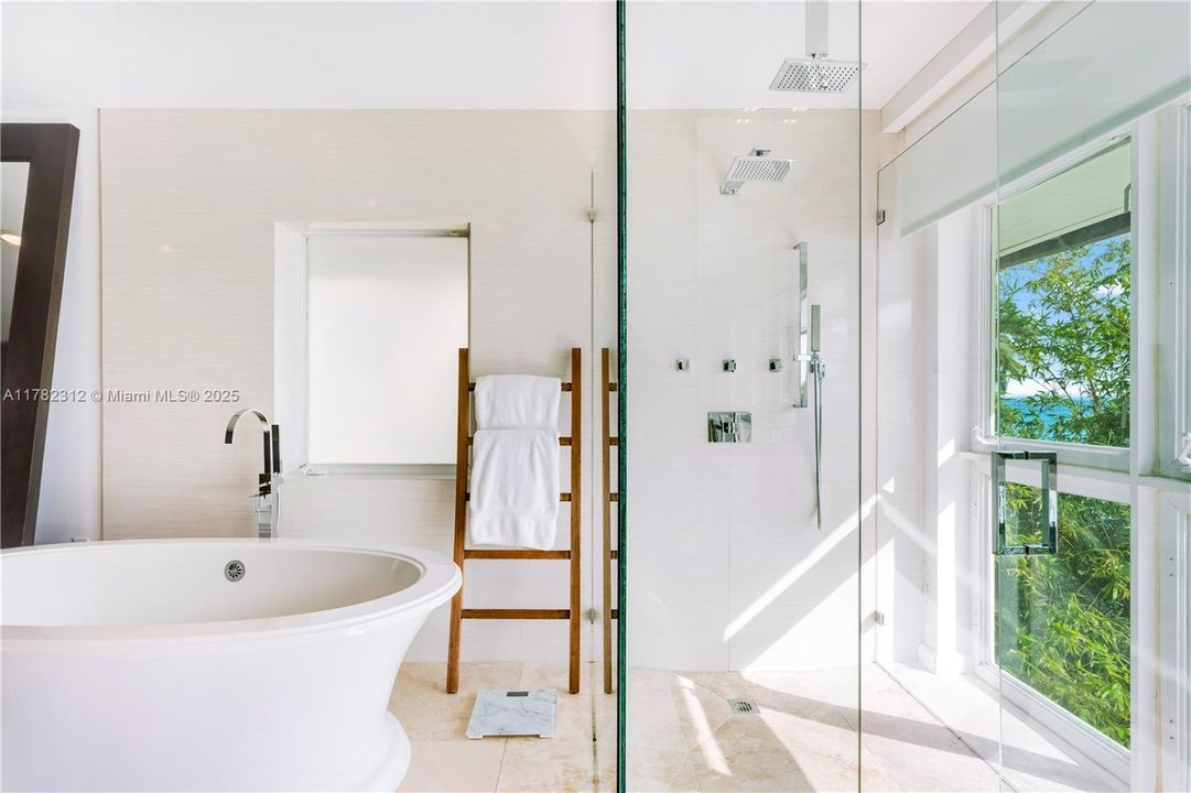 Vendido Recientemente: $19,000,000 (5 camas, 6 baños, 5226 Pies cuadrados)