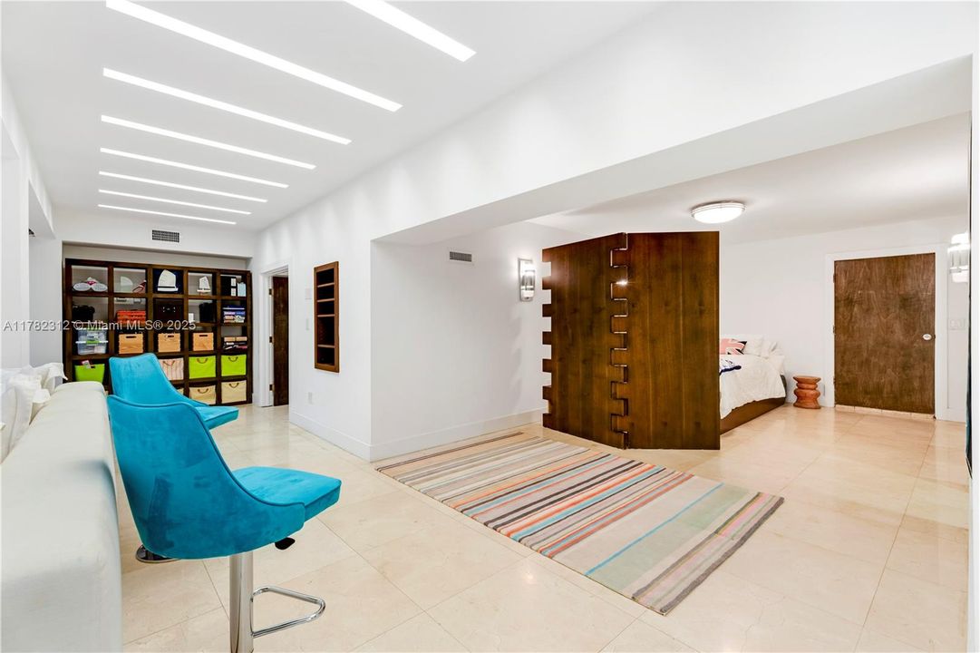 Vendido Recientemente: $19,000,000 (5 camas, 6 baños, 5226 Pies cuadrados)