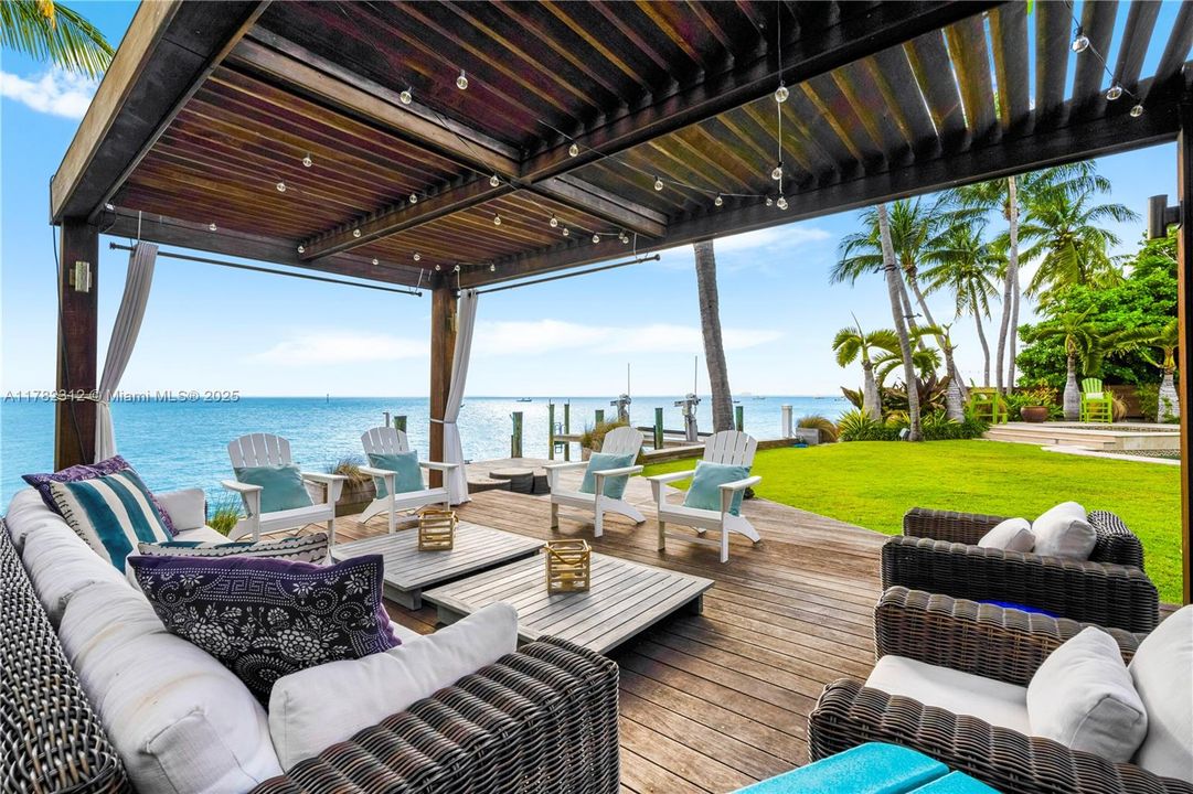 Vendido Recientemente: $19,000,000 (5 camas, 6 baños, 5226 Pies cuadrados)