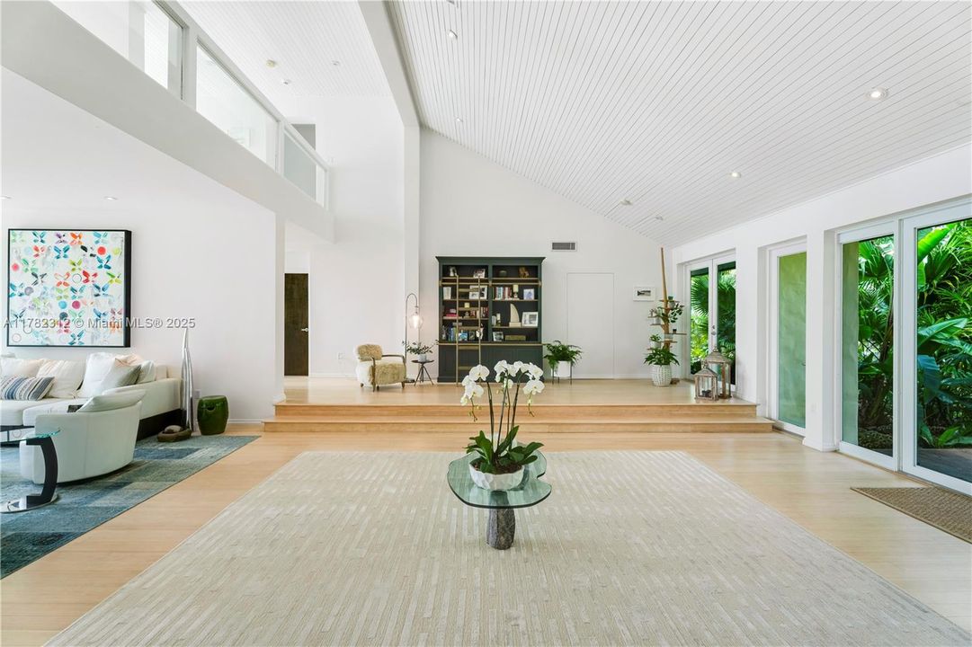 Vendido Recientemente: $19,000,000 (5 camas, 6 baños, 5226 Pies cuadrados)