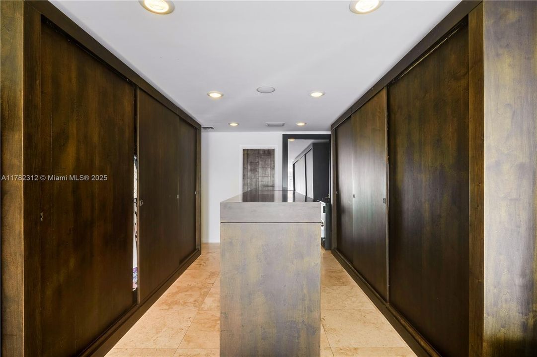 Vendido Recientemente: $19,000,000 (5 camas, 6 baños, 5226 Pies cuadrados)