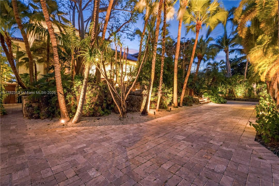 Vendido Recientemente: $19,000,000 (5 camas, 6 baños, 5226 Pies cuadrados)