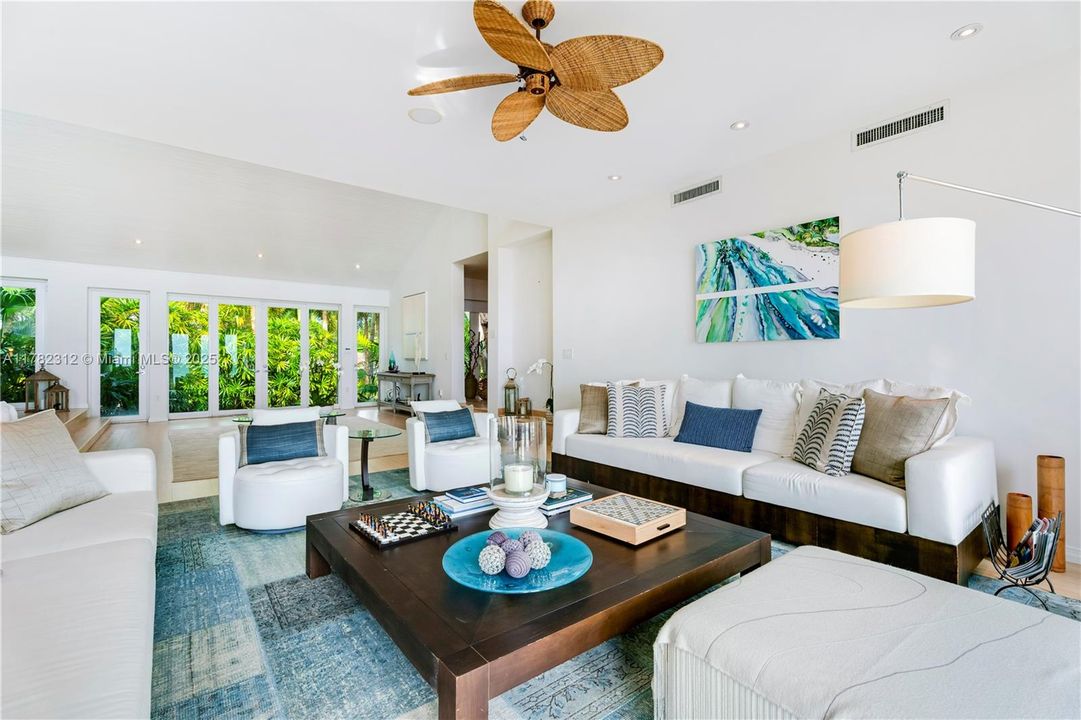 Vendido Recientemente: $19,000,000 (5 camas, 6 baños, 5226 Pies cuadrados)