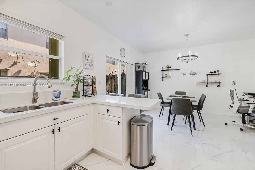 Недавно продано: $425,000 (2 спален, 2 ванн, 1282 Квадратных фут)