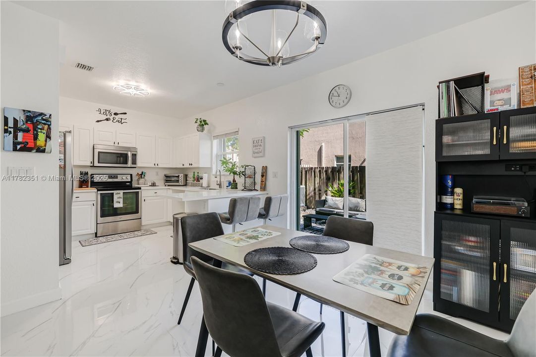 Недавно продано: $425,000 (2 спален, 2 ванн, 1282 Квадратных фут)