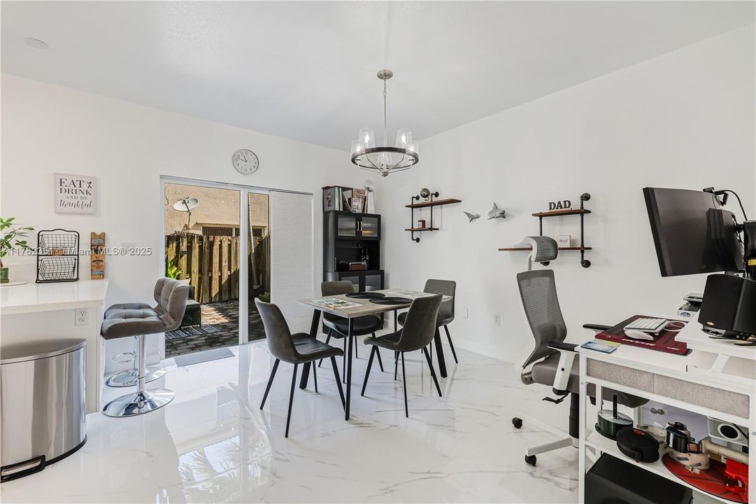 Недавно продано: $425,000 (2 спален, 2 ванн, 1282 Квадратных фут)